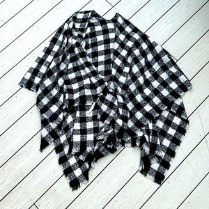 NWT Francesca’s Buffalo Plaid Oversized Cape